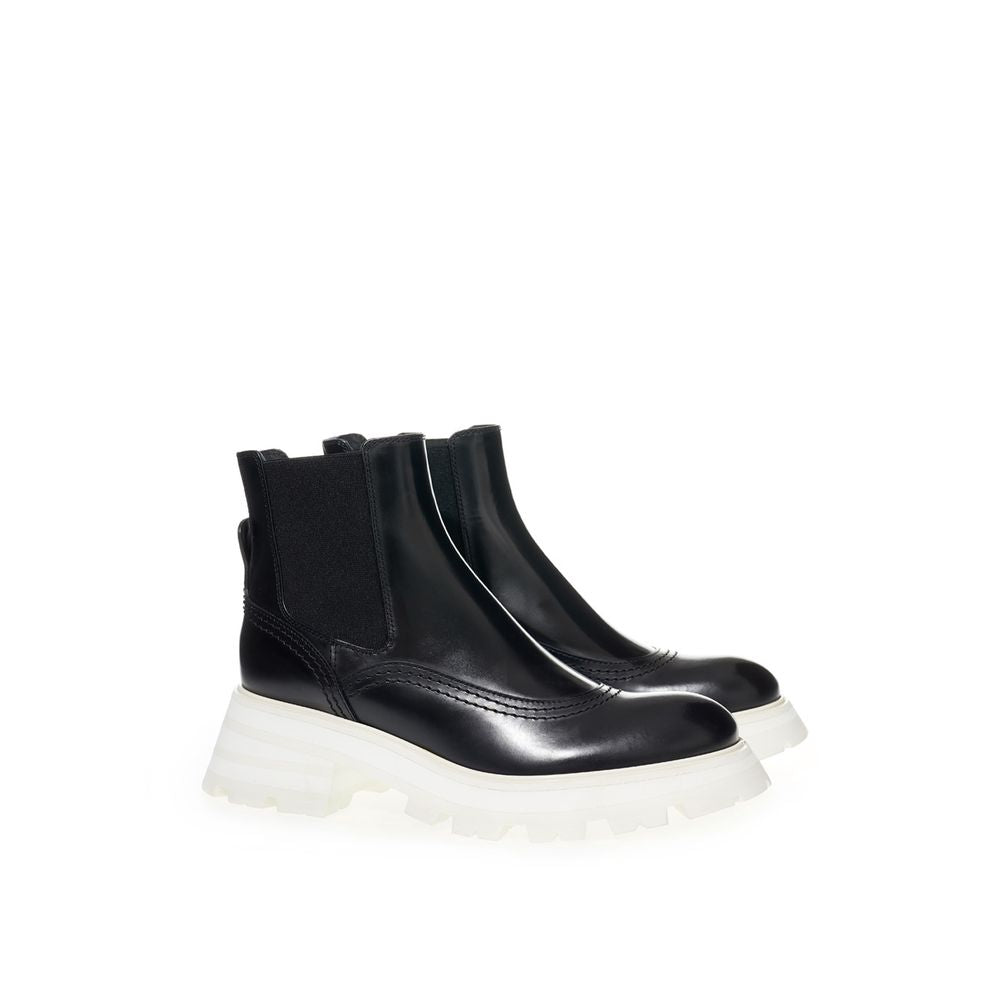 Alexander McQueen Elegant Leather Ankle Boots in Black