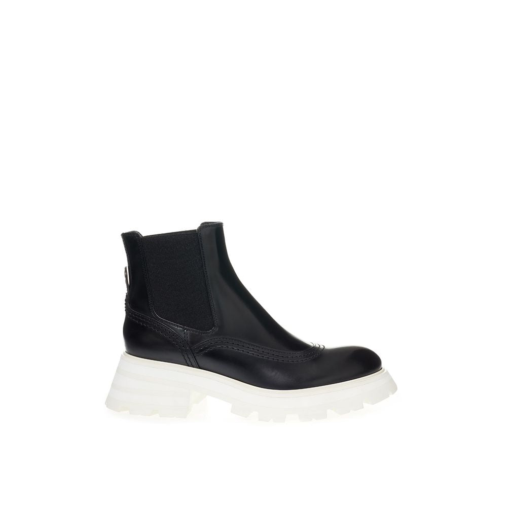 Alexander McQueen Elegant Leather Ankle Boots in Black